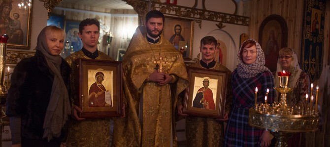 Представители фонда святого благоверного князя Андрея Боголюбского преподнесли нашему храму замечательные писаные иконы святого благоверного князя Андрея Боголюбского и Боголюбской иконы Божией Матери